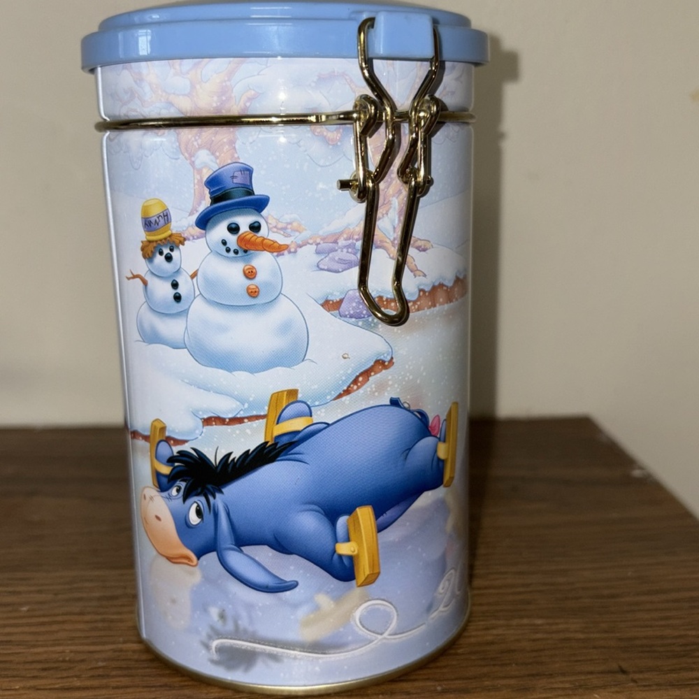 Vintage 2005 Winnie The Pooh Tin with 2 Mugs - Picture 3 of 11